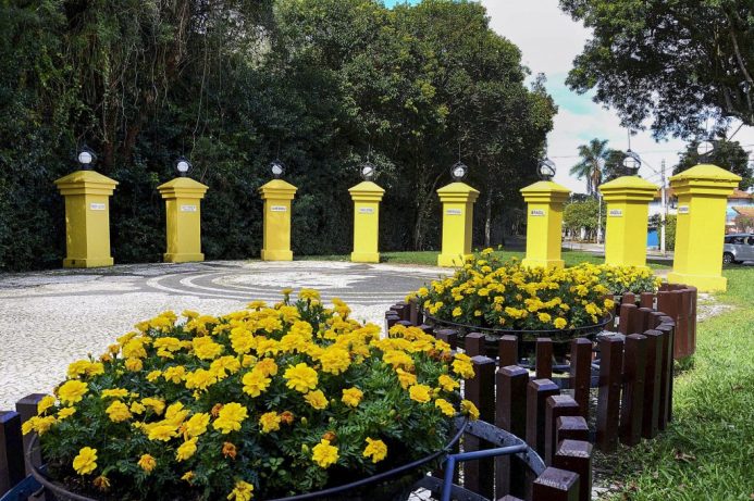 Totens amarelos em homenagens a escritores no Bosque do Portugal que fica baseado no bairro Jardim Social.