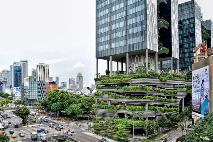 O hotel Parkroyal on Pickering, Singapura, já recebeu prêmio internacional de sustentabilidade, mas pouco contribui para a experiência do pedestre no nível local. (Imagem: Choo Yut Shing/Flickr)
