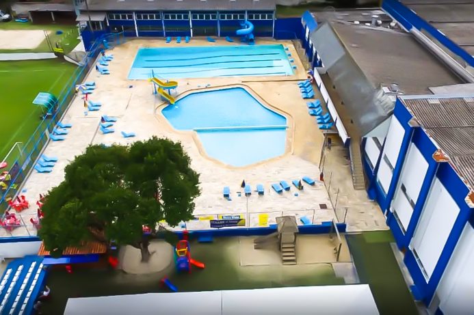 Clube com piscinas ao ar livre situado no bairro Jardim Social