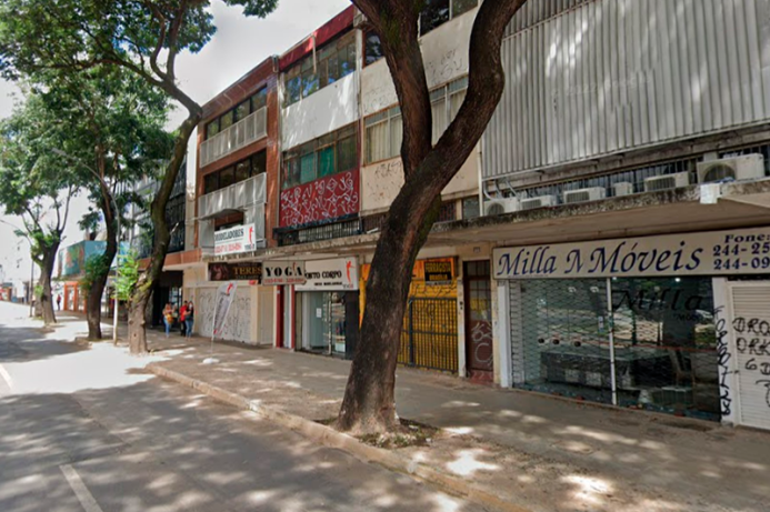 Edifícios na Via W3, Brasília. Esquerda: edifícios contíguos, fachadas estreitas e muitas portas e vitrines. (Imagem: Google Street View)