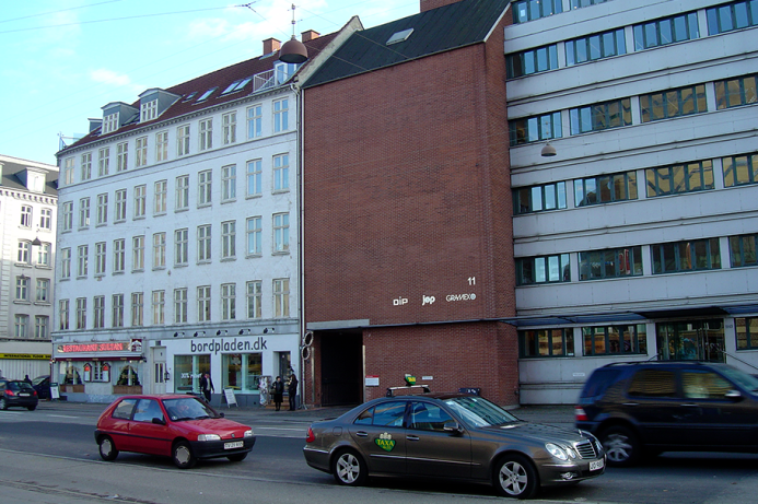 Copenhague, Dinamarca. Parede sem janelas de edifício na Gammel Kongevej. (Imagem: Gabriela Tenorio)