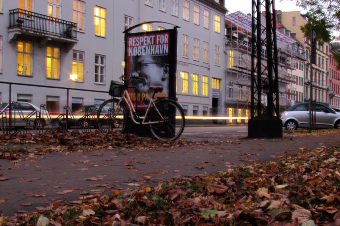 Também em Copenhague, luzes acesas nos pavimentos superiores ajudam a iluminar o espaço público. (Imagem: Reinaldo Germano)