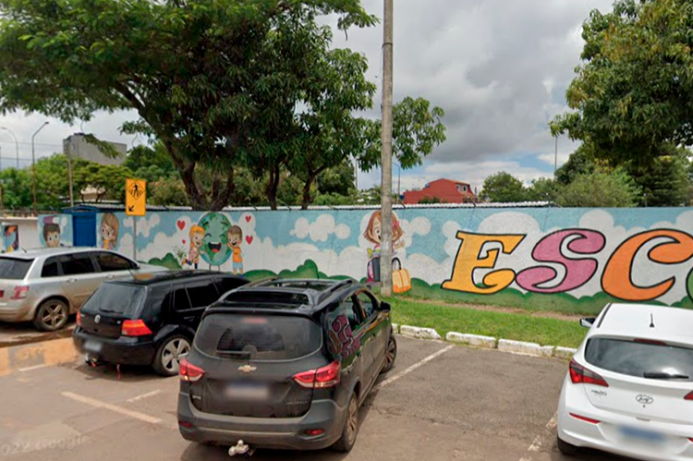 Escola murada na Ceilândia, Distrito Federal. (Imagem: Google Street View)
