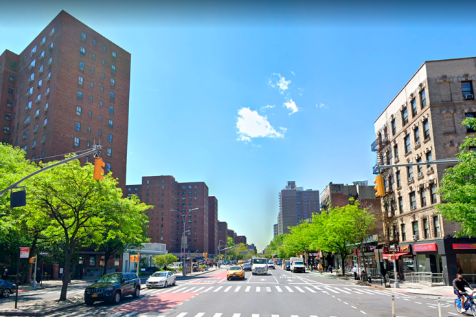 Primeira Avenida, em Nova York, EUA. Vista aérea de trecho que contrasta os edifícios não alinhados com as vias e soltos no espaço público da Peter Cooper Village com edifícios contíguos voltados para as ruas. (Imagem: Google Street View)