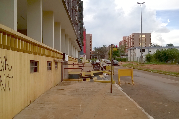 A rampa de garagem deste prédio em Brasília rompe a calçada, obrigando o pedestre a ir para a pista. (Imagem: Gabriela Tenorio)