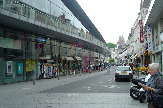 Rua onde fica situado Congresso Le Vinci na França.